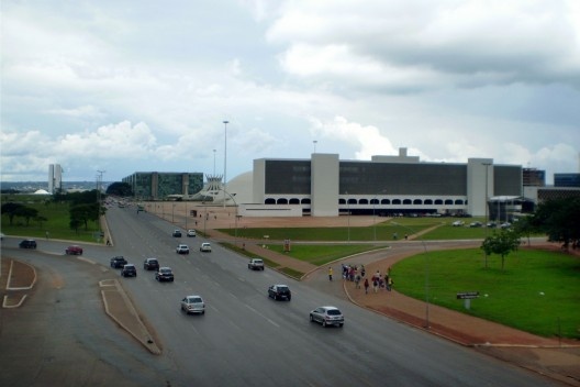 Biblioteca Nacional e, atrás, o Museu da República e Esplanada dos Ministérios, Brasília