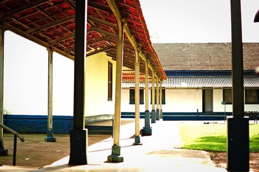 Vista de uma varanda de ligação entre os edifícios