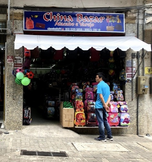 Vigilância, padronização estética, desorganização e cansaço em comércios chineses em João Pessoa