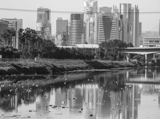 Rio Pinheiros na altura da Ponte Engenheiro Ary Torres, Cidade Jardim, São Paulo SP, 07/01/2015