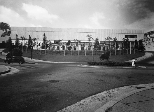 Vista posterior do pavilhão da 1ª Bienal