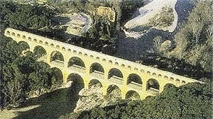 Uma imagem positiva e admirada de estrutura elevada é a Pont du Gard perto de Avignon, uma das mais belas de todas as obras sobreviventes da engenharia do Império Romano. Esta visão aérea da estrutura sem uma referência de escala (de um veículo ou ser hum