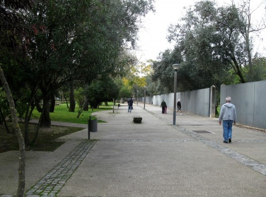 O muro que separa as duas quintas foi mantido e duas \"entradas\" foram criadas. Embora maciço, este muro não é visto como uma barreira, mas sim como uma clara transposição de ambientes