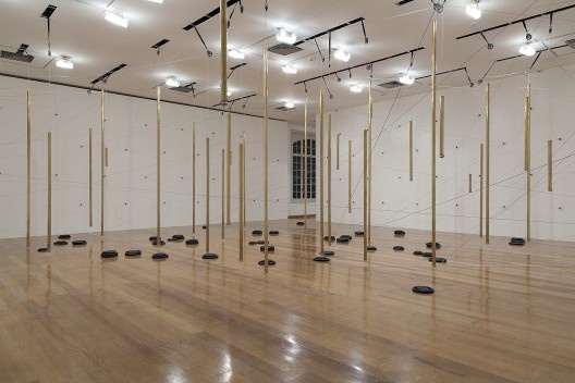 Peso-contrapeso, 2012/2019, tubos de latão, anilhas de ferro, roldanas, cabo de aço, presilhas, pó de mármore, abraçadeiras e couro, dimensões variáveis. Exposição “Marcia Pastore: contracorpo”, Pinacoteca do Estado, 2019-2020