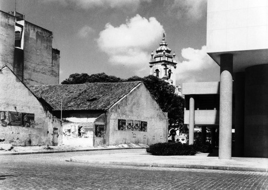 Pilotis do edifício da Secretaria da Fazenda na avenida Martins de Barros e torre do convento de São Francisco na rua do Imperador, Recife, Pernambuco, c. 1940
