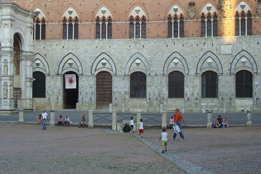 Os meninos aproximam-se perigosamente da boca de lobo...