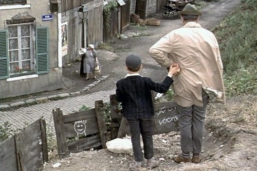 Gérard com seu tio Hullot em passeio pelo subúrbio da cidade, cena de Meu Tio (Mon Oncle), filme de Jacques Tati