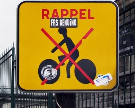 Placa de trânsito em Paris, França