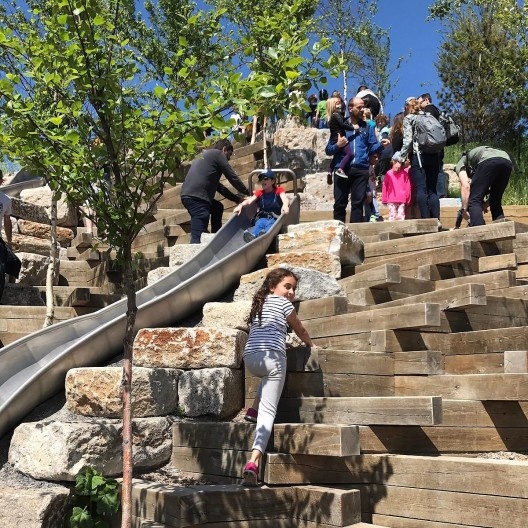 Crianças brincando em parquinho lúdico