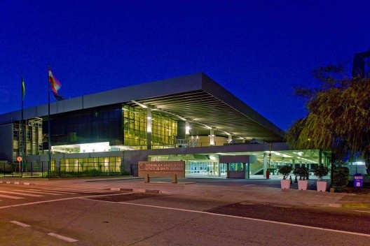 Assembleia Legislativa do Estado de Santa Catarina, Florianópolis. 1a fase: arquitetos Pedro Paulo de Melo Saraiva, Paulo Mendes da Rocha e Alfredo Paesani, 1964; 2a fase: arquitetos Pedro Paulo de Melo Saraiva, Pedro de Melo Saraiva e Fernando de Magalhã