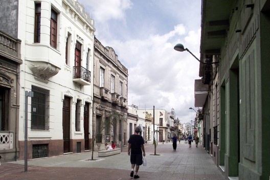 Mauro Ferreira caminhado pelo calçadão na Ciudad Vieja, Montevidéu