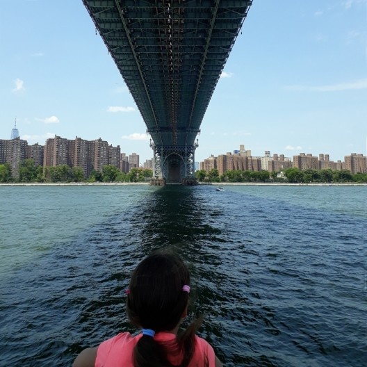 Vista sob ponte a partir da balsa de acesso