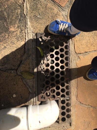 Criança de quatro anos explorando pistas e caminhos da chuva em seu território, São Paulo SP