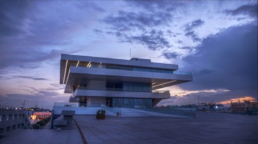 David Chipperfield, Edifício Veles e Vents, Valencia, 2005. Sem ser um bloco compacto ou composição elementar ortodoxa possui estrutura formal muito clara