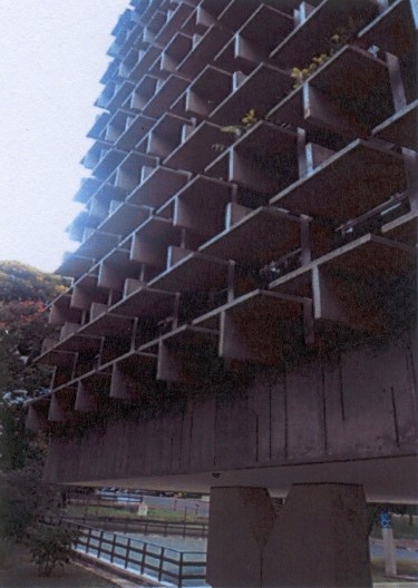 Beiral na fachada principal do bloco 206, Super Quadra Norte em Brasília - DF