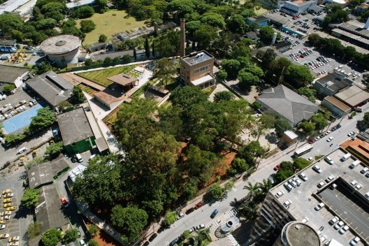 Praça Victor Civita, São Paulo, 2008. Adriana Blay Levisky e Anna Julia Dietzsch / Levisky Arquitetos Associados