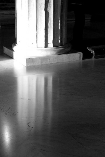 Nessa igreja, onde encontramos o Moisés de Michelangelo Buonarotti procurei retratar algo diferente daquilo comum. Ao invés da estátua perfeita o espelhar da coluna iluminada pelo sol da tarde no piso de mármore. Alegre? Lúgubre?