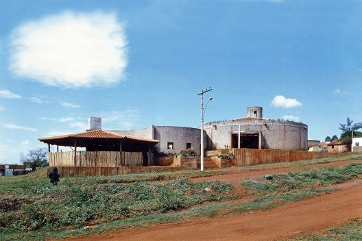 Igreja Espírito Santo do Pinhal, Uberlândia, 1976-1982. Arquiteta Lina Bo Bardi, colaboração de Marcelo Ferraz e André Vainer