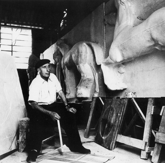 Victor Brecheret preparando modelos em relevo para a fachada do Jockey Club de São Paulo, c.1953