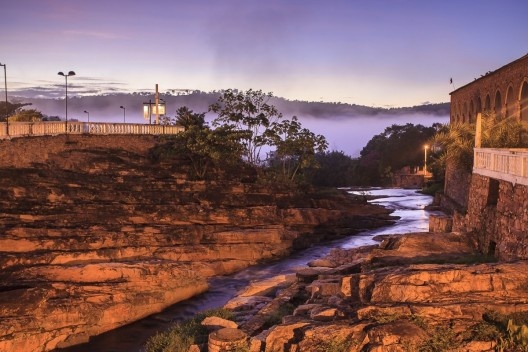 Amanhecer em Lençóis. Avenida Senhor dos Passos, Rio Lençóis e Mercado
