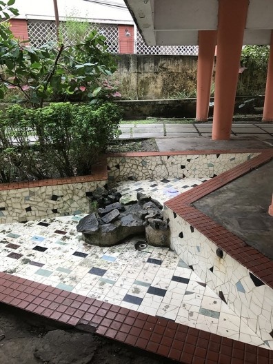 Detalhe dos pilotis e do piso em mosaico de azulejos no Edifício São Miguel