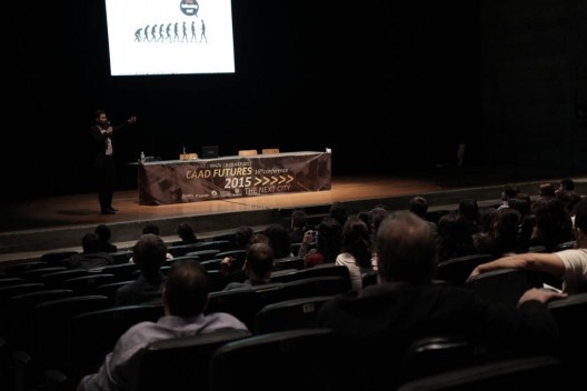 Dimcic durante palestra no congresso CAAD Futures em Julho de 2015, no MASP