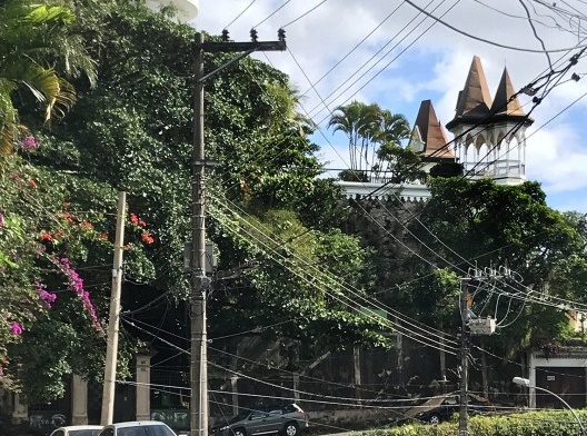 Os pináculos do pórtico de acesso ao Castelinho do Valentin vistos a partir da rua do Aqueduto
