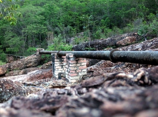Captação de água pela Embasa no Rio Lençóis. Os canos atravessam o rio e após se debruçam sobre o antigo rego construído pelas mãos dos garimpeiros