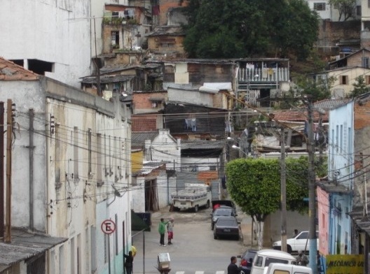 O córrego recebe um afluente na altura da rua Ubá