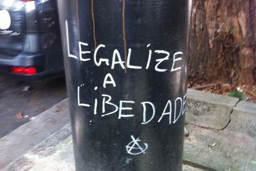 “Legalize a liberdade”, poste na rua Itacolomi, Higienópolis, São Paulo