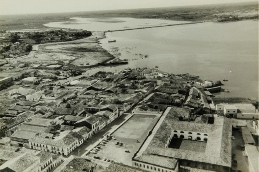 Vista aérea do centro histórico de São Luís em 1974. No canto esquerdo superior encontra-se o Aterro do Bacanga, onde posteriormente seria construído o Terminal Rodoviário da avenida Vitorino Freire e por onde passaria o anel viário
