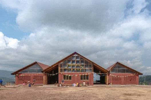 Escuela inicial y primaria Unión Alto Sanibeni, Comunidad Nativa Unión Alto Sanibeni, Pangoa, Junin, Perú, 2019. Arquitectos Marta Maccaglia, Raúl Arancibia, Giulia Perri y Susanna Olivieri / Asociación Semillas para el Desarrollo Sostenible