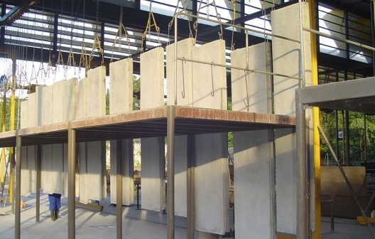 Painéis de Argamassa Armada içados