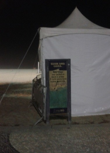 Placa \"Quem ama cuida\"