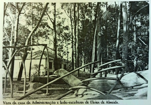 Fotografia com vista da casa da administração e Ludo-escultura de Elvira de Almeida