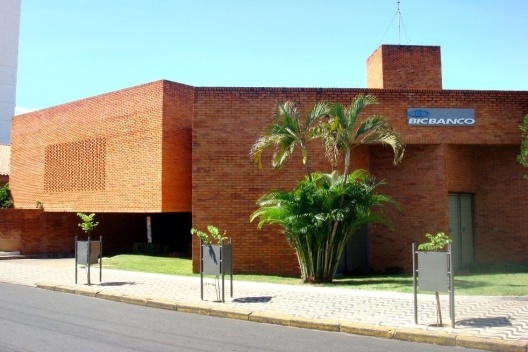 Agência bancária, Cuiabá, 1984. Arq. Jorge Königsberger e Gianfranco Vannucchi