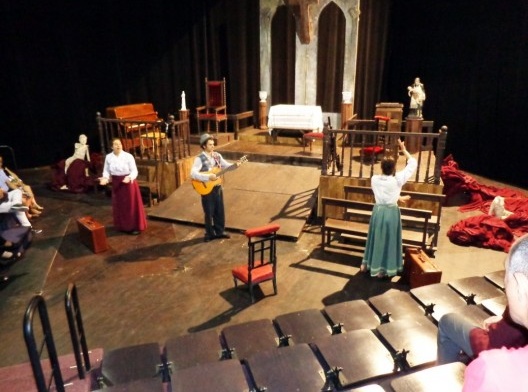 Encenação de esquete teatral na sala menor do Teatro Solís