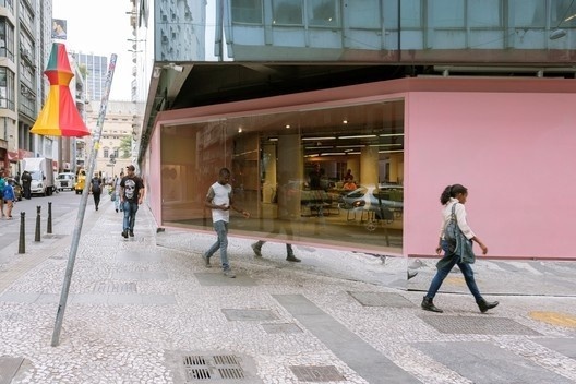 Instalação na fachada do Sesc 24 de Maio, 12aBienal Internacional de Arquitetura de São Paulo