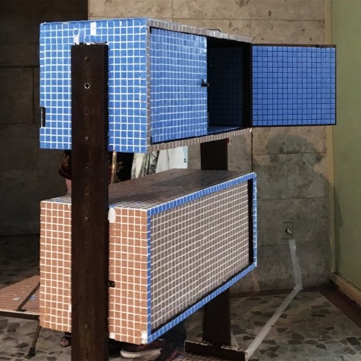 Uma voz aguda, cortante, grita: “a Menor sala de cinema do mundo sumiu!”