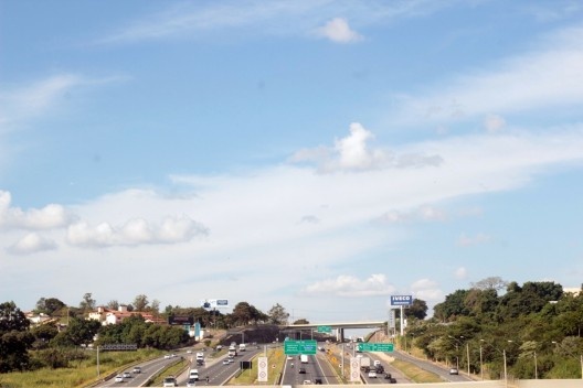 Diferentes empreendimentos às margens da via, na altura do Shopping Dom Pedro