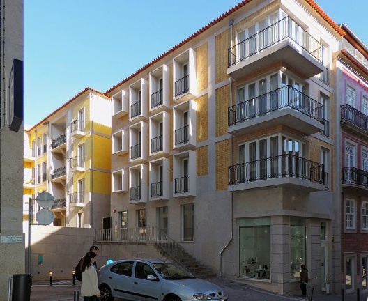 Porto, Passeio das Cardosas, edificações novas e renovadas, revestidas de novos materiais. Saída do estacionamento subterrâneo