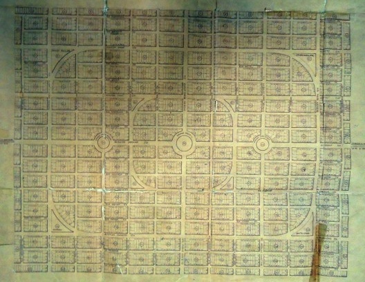 Planta de Planaltina do Paraná: organização simétrica e particularização da grelha. Projeto do engenheiro civil Benedito Passos de Paula (Universidade do Paraná), de 1953