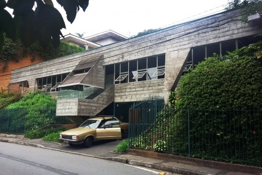 Casa e painel na rua Cunhatais, bairro do Morumbi, em São Paulo