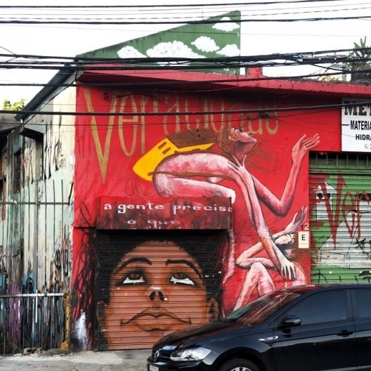 Como indicado pelo desenho do rosto, a leitura se faz de baixo para cima: “o que a gente precisa? Veracidade” (ver-a-cidade)