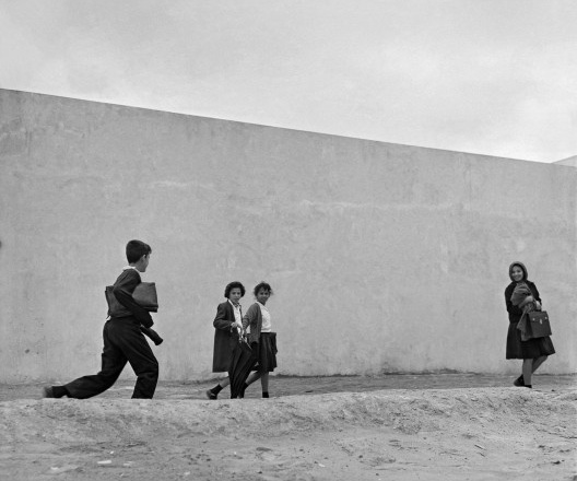 Crianças nos arredores de escola local em superquadra, 1960