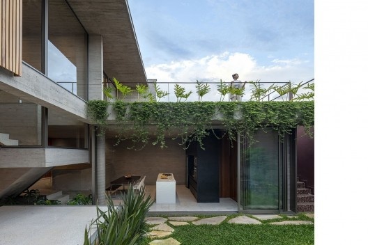 Casa Floresta, Belo Horizonte MG Brasil, 2021. Arquitetos Zargos Rodrigues, Rodrigo Pereira, Frederico Rodrigues, Carla Deltreggia, Ika Okamoto, Letícia Armond, Nathalia Melo e Laís Parreiras (autores) / Estúdio Zargos