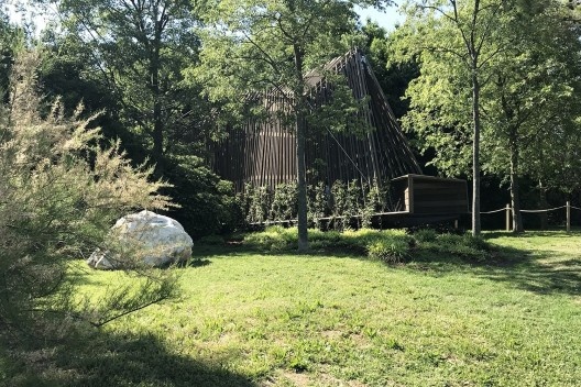 Capela de Norman Foster, vista da mesa/altar do lado da Laguna