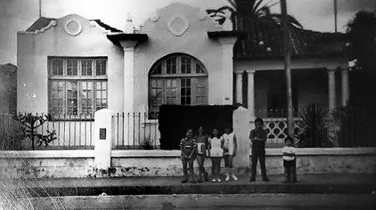 Fotografia da fachada principal da residência, Rua Andrade Neves nº 3109, início dos anos 1970