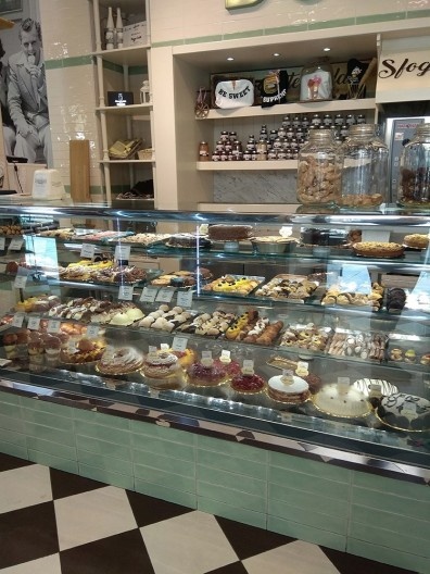 Balcão da cafeteria Leopoldo, Nápoles, Itália