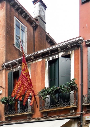 Portas-janela, floreiras e gonfalone ao centro, Veneza